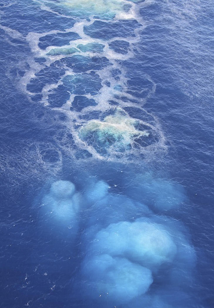 BOBLEBAD: Her bobler det i havet utenfor El Hierro. Foto: AP/Scanpix
