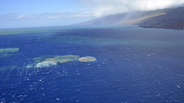 �KT AKTIVITET: Her sees El Hierro med den �kte vulkan-aktiviteten i havet utenfor. Foto: EPA/Scanpix