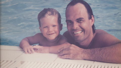 LATIONO LOVER: - Jeg har f�tt h�re at det finnes visse likhetstrekk mellom Julio Iglesias og meg, sier Nordvik. Her med s�nnen Lars Andreas p� ferie i S�r-Frankrike.