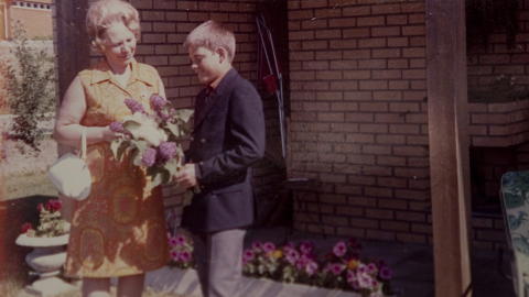 MOR OG S�NN: Ten�ringsutgave av Nordvik med hans mor hjemme p� Gj�vik.