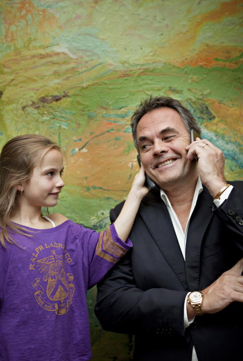 BUSINESS AND PLEASURE: - Jeg h�per at jeg har klart � kombinere familieliv og jobb, sier Nordvik. Her f�r han hjelp av datteren Victoria. Foto: Elin Hansson