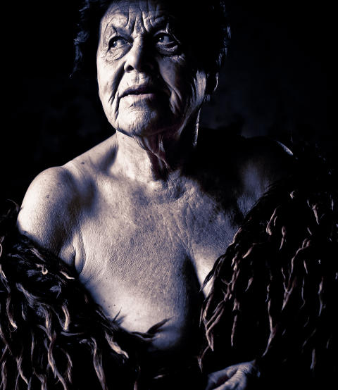 EKTE KROPP: Irene Gran (79) viser hudens hemmeligheter etter et langt liv. Foto: Nina Dj�rff