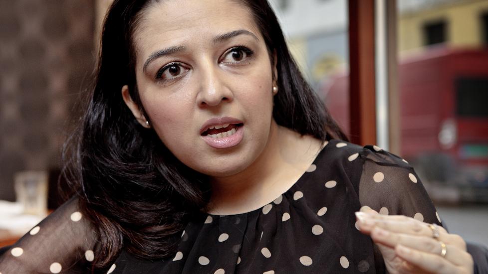 ROMANDEBUTERER: Mahmona Khan debuterer med en ungdomsroman der fire unge jenter tar hevn over en brutal voldtektsmann. Foto: LARS EIVIND BONES