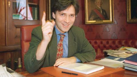 PEKEFING: Pengenes Jens bruker advarende pekefinger. Men han koster p� seg et smil over oljeinntektene som finansminister i 1996. Foto: Scanpix