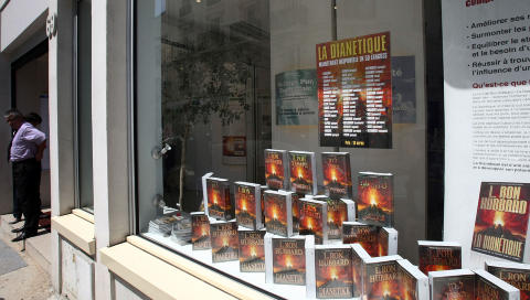 Hatet psykiatrien: Bøker av L. Ron Hubbard i vinduet på et scientologisenter i Paris. «L. Ron Hubbard, mannen som skapte scientologien på 1950-tallet, utviklet et sterkt hat til psykiatrien når den avviste hans angivelig revolusjonerende, men helt udokumenterte, oppdagelser om menneskesinnet», skriver Andreas Heldal-Lund. Foto: AFP/Scanpix Hatet psykiatrien: Bøker av L. Ron Hubbard i vinduet på et scientologisenter i Paris. «L. Ron Hubbard, mannen som skapte scientologien på 1950-tallet, utviklet et sterkt hat til psykiatrien når den avviste hans angivelig revolusjonerende, men helt udokumenterte, oppdagelser om menneskesinnet», skriver Andreas Heldal-Lund. Foto: AFP/Scanpix