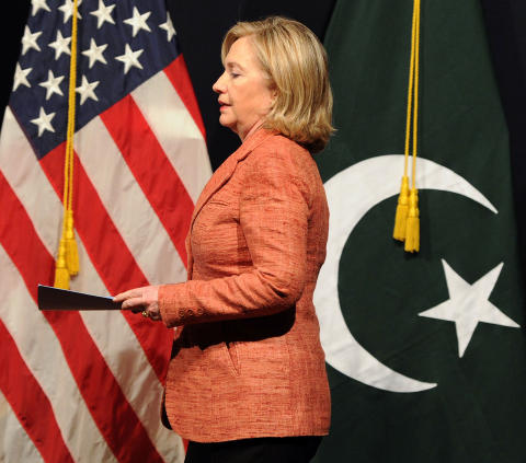 KONTROVERSIELT: Utenriksminister Hillary Clinton var i Pakistan under en m�ned etter raidet p� bin Ladens siste skjulested. Hun avkreftet da at pakistansk etteretning kjente til hvor bin Laden oppholdt seg og forsvarte USAs avgj�relse om � holde Pakistan utenfor operasjonen som skjedde kun f� mil unna en av Pakistans etteretningsinstitusjoner. Foto: AFP PHOTO/AAMIR QURESHI/Scanpix