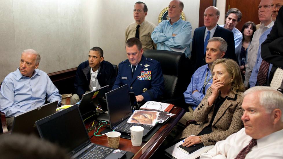 IKONISK: P� dette bildet f�lger Barack Obama og hans stab aksjonen 1. mai som ledet til at Osama bin Laden ble drept. If�lge en ny bok var det knapt noen med milit�r bakgrunn som fulgte operasjonen, noe som gjorde at informasjonen som kom ut var mangelfull og feilaktig. Foto: AP Photo/The White House, Pete Souza/Scanpix