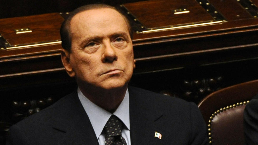 UVISS FRAMTID: Silvio Berlusconis politiske framtid er fortsatt usikker, etter at han mistet sitt flertall i en avstemning i parlamentet idag.  AFP PHOTO / ALBERTO PIZZOLI