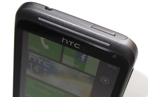 METALL: Mesteparten av dekselet til HTC Radar er laget i metall. Foto: Marius Valle/Mobili.no