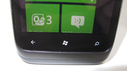 WINDOWS-TASTER: Funksjonstastene under skjermen brukes til s�k, � g� hjem, og � g� tilbake i menyene. Foto: Marius Valle/Mobili.no