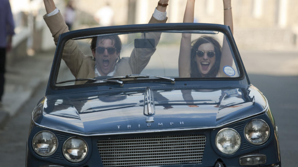 TROVERDIG, MEN IKKE INTERESSANT: Jim Sturgess og Anne Hathaway vil egentlig bare ha hverandre i �One Day�. Men det sliter de med � finne ut.