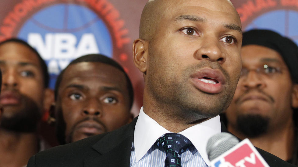 ST�R FAST P� SITT: Los Angeles Lakers-spiller og spillerforening-president Derek Fisher.Foto: SCANPIX/REUTERS/Brendan McDermid