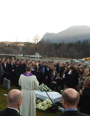 - Det har ligget m�rke skyer over bygda siden Andreas d�de