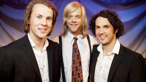 TRE GLADE GUTTER: Br�drene B�rd og Vegard Ylvis�ker og Calle Hellevang-Larsen har stor suksess med showet �I kveld med Ylvis�. Foto: TVNorge