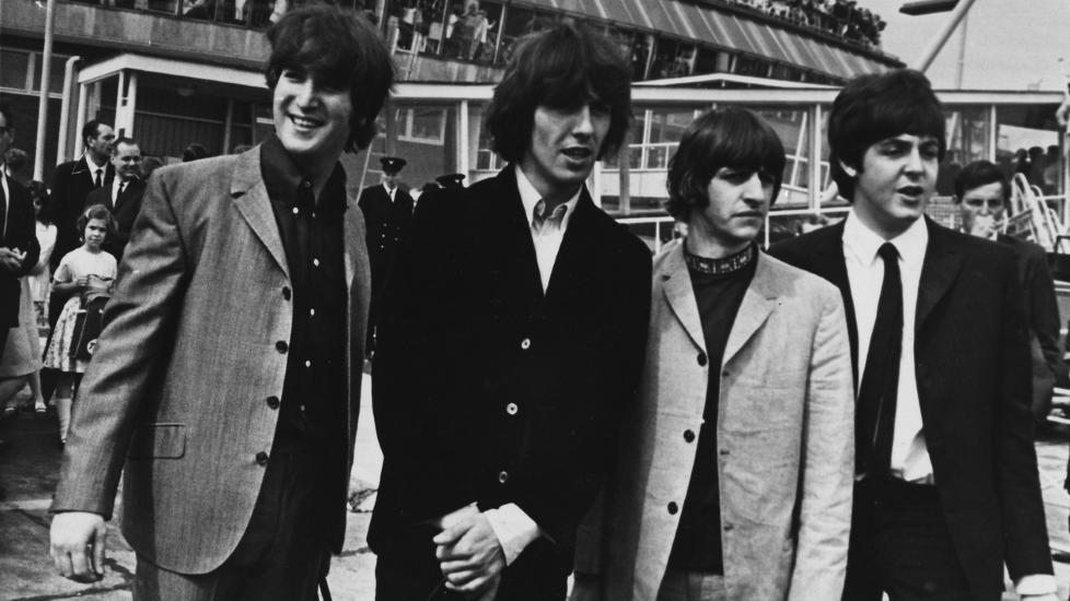 MAN KAN IKKE F� ALT heter det i finalediktet til en poet som kaller seg mig, og som gjerne skulle ha sett The Beatles live. Slik bestemoren fikk. Dette bildet fra 13. august 1965 viser (fra venstre) John Lennon, George Harrison, Ringo Starr og Paul McCartney p� flyplassen i London, p� vei ut p� USA-turne. Og apropos, flere av de andre oktoberfinalistene handler om reiser. En av dem g�r nettopp til USA. God lesning! Foto: AP PHOTO/SCANPIX