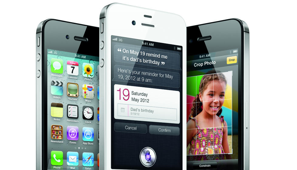 SIRI: Den stemmestyrte assistenten Siri (i midten) er den st�rste teknologiske nyvinningen i Apples nye iPhone. Forel�pig virker den bare p� engelsk, tysk og fransk, men vi kunne ikke dy oss for � teste. Foto : APPLE