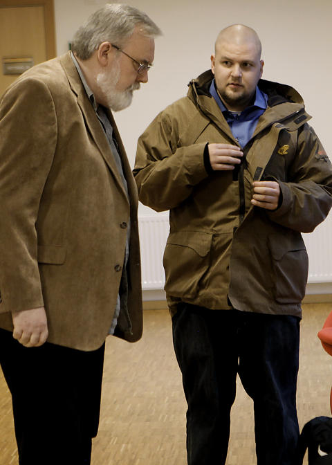 DAGLIG LEDER: Daglig leder og SOS Rasismes mektigste mann, Kjell Gunnar Larsen st�r sammen med nestleder Kenneth Fuglemsmo. Larsen er styremedlem i den kommunistiske gruppa Tjen Folket. Fuglemsmo leder ungdomsavdelingen der, Revolusjon�r kommunistisk Ungdom. Foto: ERLING H�GELAND/Dagbladet