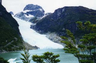 CHILE: I nasjonalparken Torres del Paine finner du b�de isbreer og turkise sj�er, mens de alpine fjellene strekker seg i v�ret.  Foto: WALLYGROM/CREATIVE COMMONS