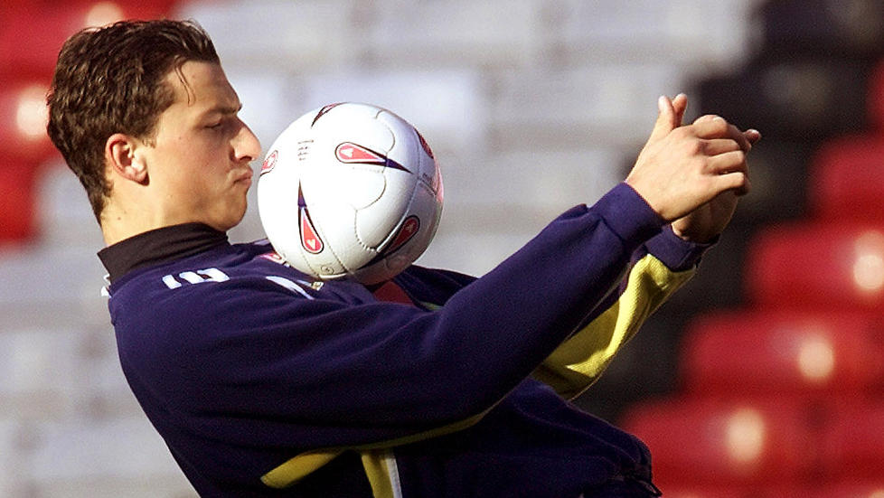 GLIMT AV MAGI: Zlatan Ibrahimovic som Ajax-spiller i november 2001. Dr�ye syv m�neder tidligere fikk han nederlenderne til � kaste seg over kontraktsarbeidet etter en perle av en scoring mot Moss p� La Manga.Foto: SCANPIX/REUTERS/Ian Hodgson
