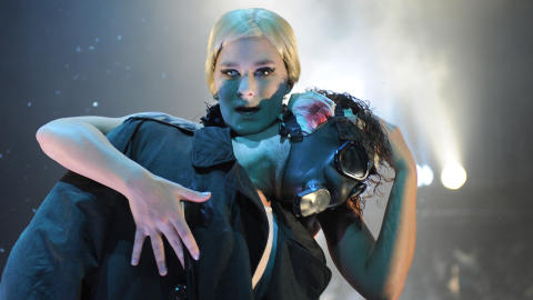 �SONNY�: I teaterstykket basert p� Kaizers Orchestras musikalske univers, avsl�res den r�de tr�den fra bandets tre f�rste album. Foto: Emile Ashley/Rogaland Teater