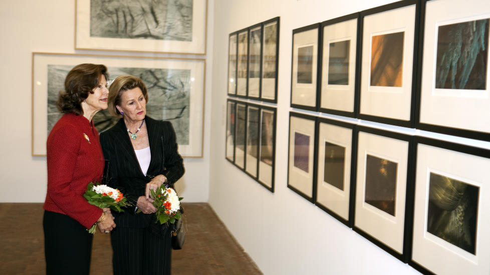 HELT DRONNING: Dronning Sonja viser fram sine grafiske bilder for dronning Silvia av Sverige. Ikke helt konge, men helt dronning, dette. Foto: Anders Gr�nneberg