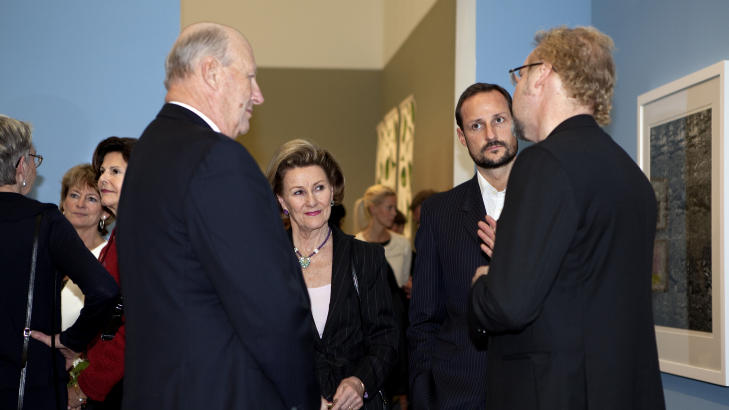 ATELJE LARSEN: Kong Harald, dronning Sonja og kronprins Haakon i samtale med gallerist Ole Larsen fra Atelje Larsen. Bak kongen til venstre, dronning Silvia. Foto: Anders Gr�nneberg