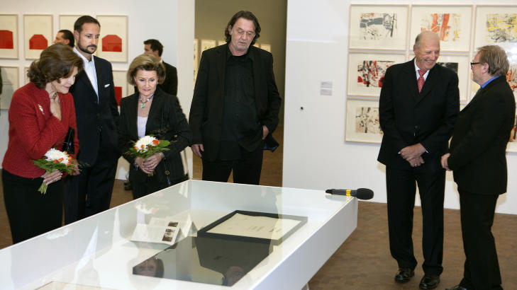 ENGASJERT:  Dronning Sonja var guide og viste dronning Silvia og kronprins Haakon forskjellige arbeider. Grafiker Kjell Nupen f�lger med, mens kong Harald og kunstner �rnulf Opdahl har funnet tonen p� siden. Foto: Anders Gr�nneberg