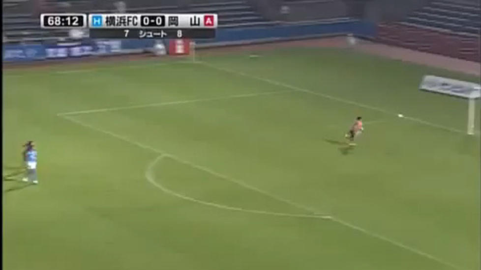HER KAN SAMUELSEN MISTE VERDENSREKORDEN: Landslagskeeper Rune Jarstein kan nesten ikke tro at to spillere kan heade ballen i m�l fra 57 meter med s� kort mellomrom. Se videoen av det japanske m�let her.