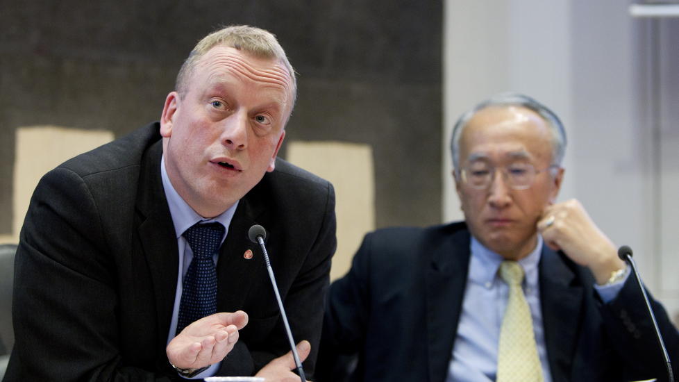 HEMOMVENDING: Per Rune Henriksen,(t.v.) statssekret�r i Olje- og energidepartementet mener SVs absolutte krav om at Norge b�r ta to tredjedeler av klimautslippene her hjemme ikke vil la seg gjennomf�re.Vi m� finne andre m�ter enn nasjonale m�l, mener han. Foto: Gorm Kallestad / Scanpix