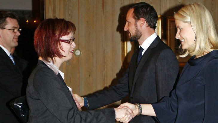 GRANSKER SEG SELV: Her tar Kronprins Haakon og kronprinsesse Mette-Marit i mot styreleder i Populus, Ann-Louis Nordstrand i det hun ankom kronprinsparets temamiddag på Skaugum. Populus forvalter mange millioner årlig til ulike formål hos frivillige organisasjoner. Nå gransker Nordstrand og resten av styret utbetalinger fra sitt eget forbund. Foto: Sara Johannessen / SCANPIX / POOL . GRANSKER SEG SELV: Her tar Kronprins Haakon og kronprinsesse Mette-Marit i mot styreleder i Populus, Ann-Louis Nordstrand i det hun ankom kronprinsparets temamiddag på Skaugum. Populus forvalter mange millioner årlig til ulike formål hos frivillige organisasjoner. Nå gransker Nordstrand og resten av styret utbetalinger fra sitt eget forbund. Foto: Sara Johannessen / SCANPIX / POOL .