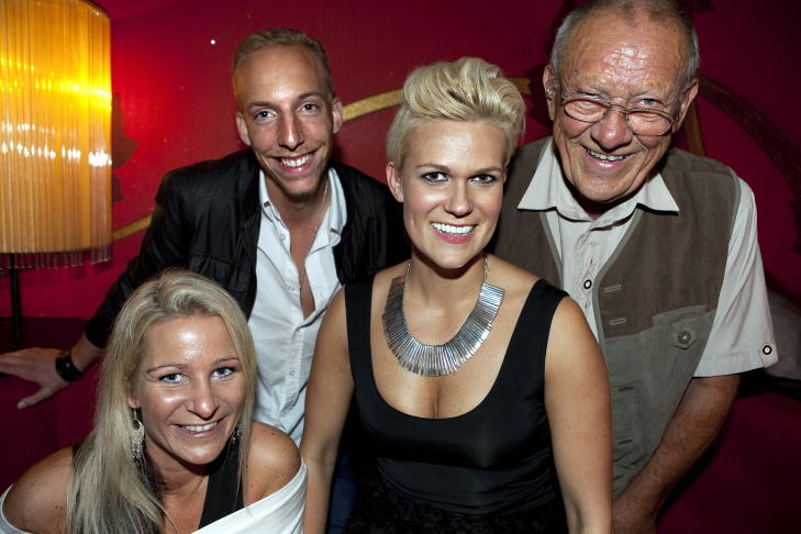 SJEKKE-TV: Sigrid Bonde Tusvik hjalp Karin Moe, Ove Olsen og Ragnar Bj�rnstad p� leit etter kj�rligheten. Foto: Anders Gr�nneberg