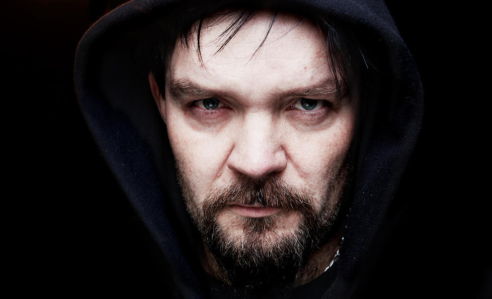 BEKYMRET: - Jeg blir bekymret for musikere som er atten-tjue �r og ekstremt forsiktige med alt foreldrene deres har advart mot, sier Satyricon- og Celtic Frost-gitarist Anders Odden. Han er aktuell med boka Piratliv etter 20 �r i norsk musikkbransje. Foto: Lars Myhren Holand