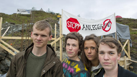 - VIL �DELEGGE FOR OSS:  Motstanderne mot Hardanger-mastene har sl�tt leir ved to av mastepunktene og hindret arbeidet. Her er Magne Hages�ter (t.v.), Gudrun Folkedal, talsperson for Hardangeraksjonen Synn�ve Kvamme og Halldis Folkedal samlet ved Camp 234. Grunnarbeidet til mast nummer 234 var kommet i gang, men stoppet da aksjonistene inntok stedet. Foto: Marit Hommedal / Scanpix .
