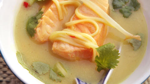 Laksa med laks: Malaysisk suppe møter norsk fisk. Laksa med laks: Malaysisk suppe møter norsk fisk.