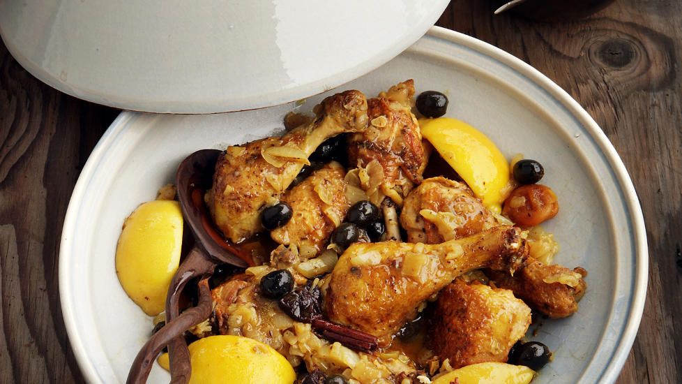 Alt i ett: Nordafrikans kylling med sitron og oliven lages tradisjonelt i en kjegleformet leirgryte - tagine. Vi nordboere kan bruke en kasserolle. Foto: Mette Randem.