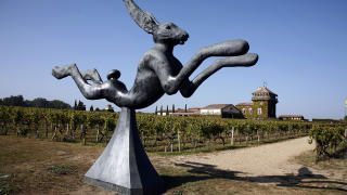 DANS: Det fortelles at ved fullm�ne danser ville harer rundt denne statuen p� vinslottet Smith Haut Lafitte. Foto: EIVIND PEDERSEN