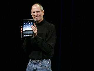DEN ST�RSTE: Her annonserer den avd�de Apple-gr�nderen Steve Jobs den nye iPaden i januar 2010 Foto: RYAN ANSON