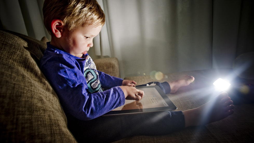 INTUITIVT: mediebrett har kommet for � bli. Aksel har l�rt seg � bruke iPoden. Men den er ikke bare for sm� barn. Foto: Thomas Rasmus Skaug  / Dagbladet