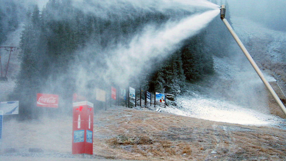 SN�EN FALLER: I g�r formiddag gikk sn�kanonene for fullt i Hemsedal. Foto: HILDE HAGEN/SKISTAR