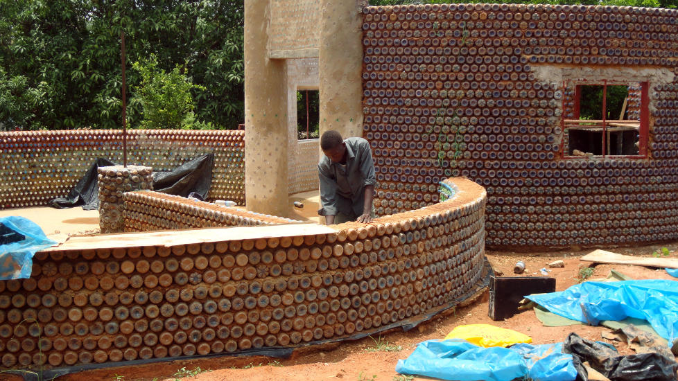 FLASKEHUS:  Her er et av plasthusene under bygging i byen Sabon Yelwa i Nigeria. Foto. AFP PHOTO / Aminu ABUBAKAR / Scanpix