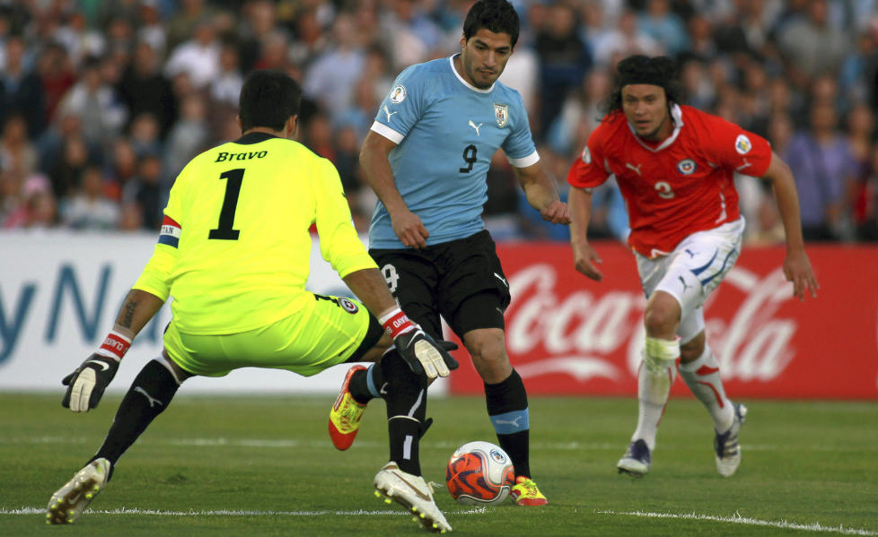I SLAG: Liverpool-spiller Luis Suarez leverte virkelig varene for Uruguay mot Chile i VM-kvalifiseringen.Foto: SCANPIX/REUTERS/Pablo La Rosa