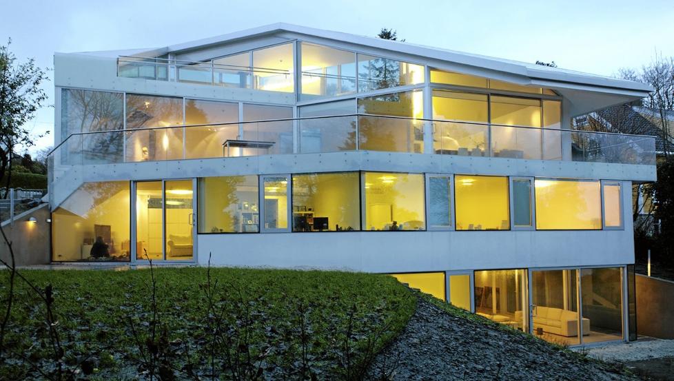 LYSER SOM EN LAMPE: Med alle vindusflatene skinner boligen trolsk i nattem�rket.  FOTO: Emile Ashley