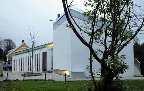 SKJERMET BOLIG: Huset lukker seg mot veien uten at det dermed virker kaldt eller avvisende.  FOTO: Emile Ashley