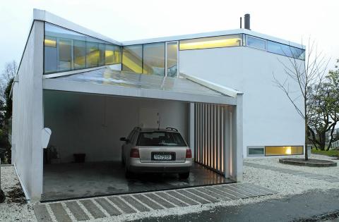 SAMSPILL MELLOM LINJER: Garasje- og trappedelen av huset ligger under et stilig skr�takvolum.  FOTO: Emile Ashley