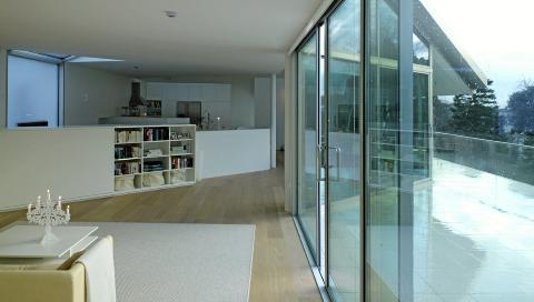 NATURLIG RO: Arkitekten la vekt p� skape en fri og naturlig sammenheng mellom romsonene i huset. Det ser vi litt av her.  FOTO: Emile Ashley