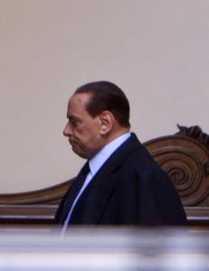 Berlusconi g�r av klokka halv ni i kveld