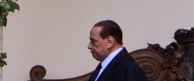 Berlusconi g�r av klokka halv ni i kveld