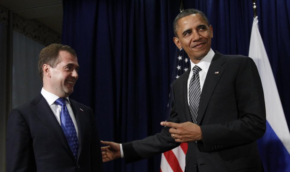 RAKETTSTRID: Russlands president Dmitrij Medvedev m�tte l�rdag USAs president Barack Obama p� Hawaii. Partene st�r fortsatt steilt mot hverandre i sp�rsm�let om USAs rakettskjold. Foto: AP Photo/Charles Dharapak/SCANPIX