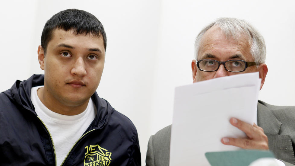 PLANLA IKKE TERROR: David Jakobsen (t.v.) og hans forsvarer Kjell T. Dahl vant fram i Oslo tingrett mandag formiddag. Jakobsen ble imidlertid d�mt for � ha kj�pt et bombestoff, noe han og hans advokater n� vurderer om de skal anke. Foto: Erlend Aas / Scanpix