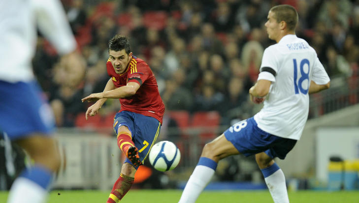 STOLT: Evertons Jack Rodwell (h�yre) gjorde en god figur etter innhoppet mot Spania og David Villa.Foto: SCANPIX/AP/Bogdan Maran